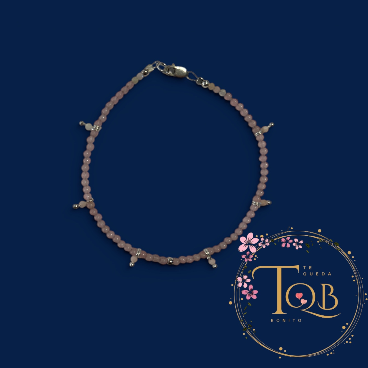 Pulsera de Cuarzo Rosa Natural con Dijes y Detalles Plateados 19cm — Hecha a Mano
