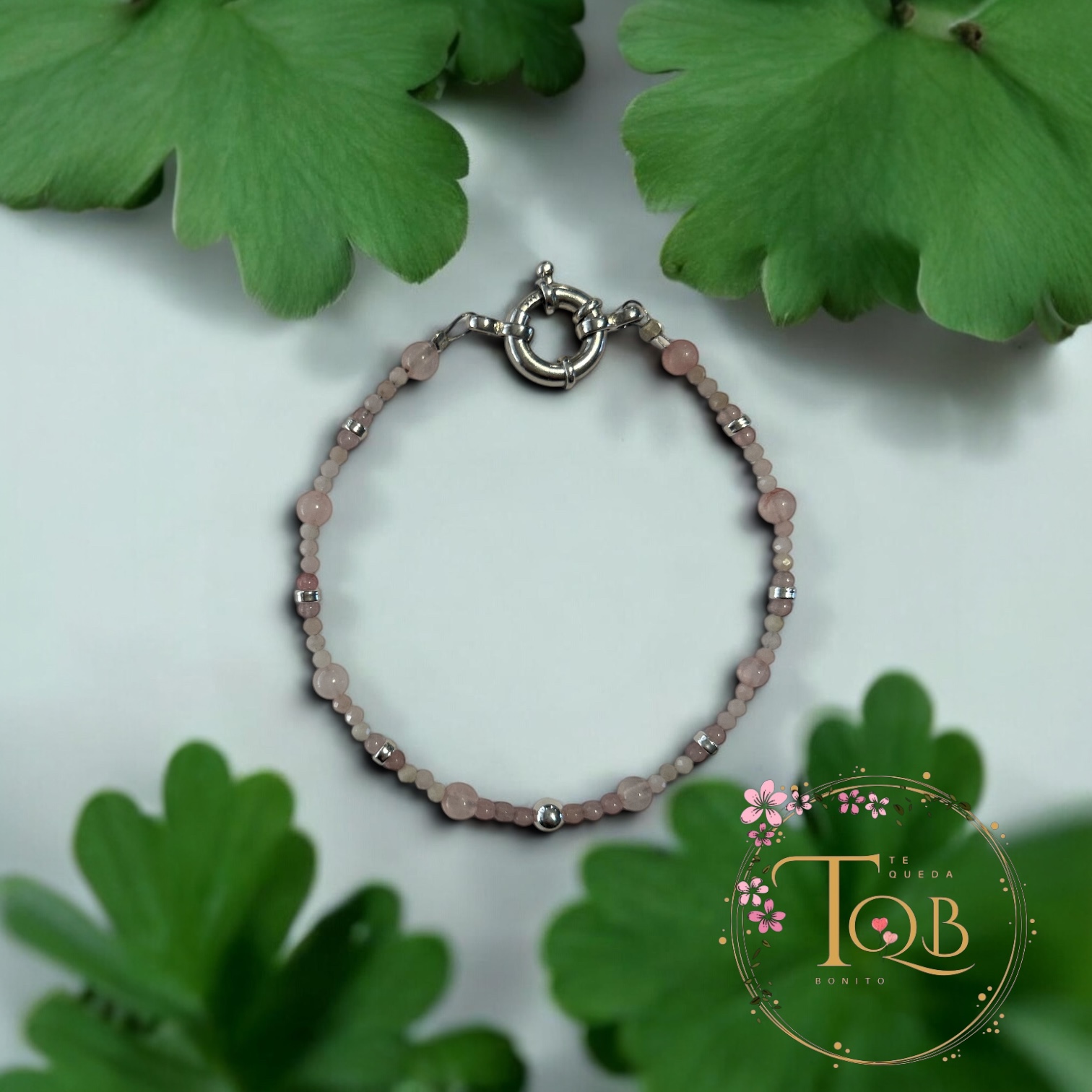 Pulsera de Cuarzo Rosa Natural con Cierre Timón y Detalles Plateados — Hecha a Mano