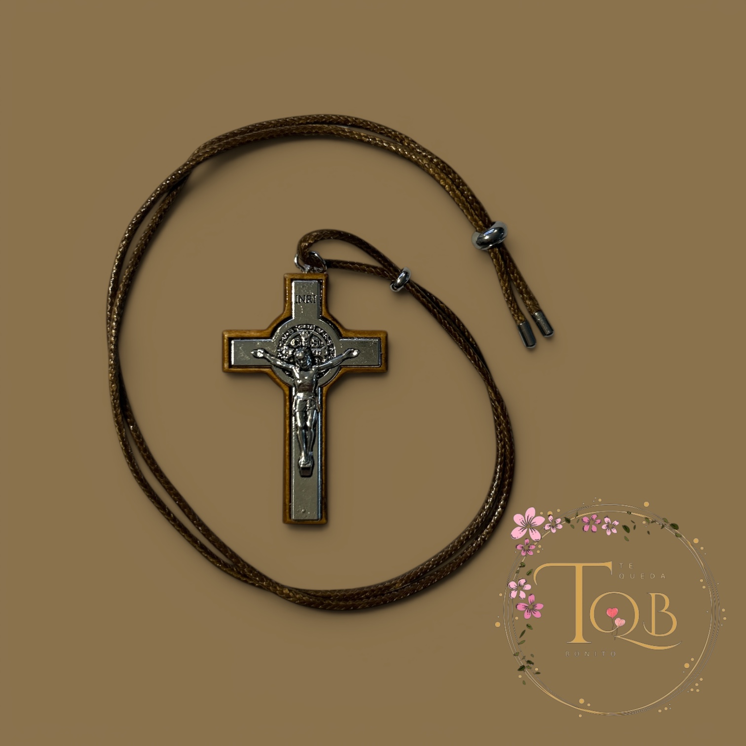 Collar Crucifijo de San Benito en Madera con Cordón Ajustable — Regalo Religioso Unisex